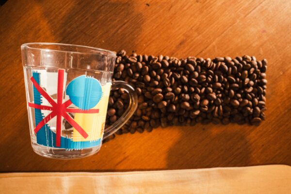 Caneca Americana 240ml "Riscos e Risos" - Colab: Biomas + Paulo Paiva - Imagem 2