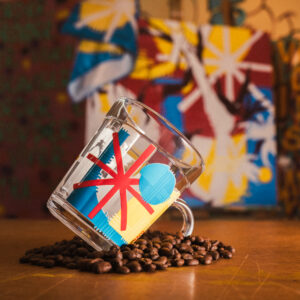 Caneca Americana 240ml "Riscos e Risos" - Colab: Biomas + Paulo Paiva