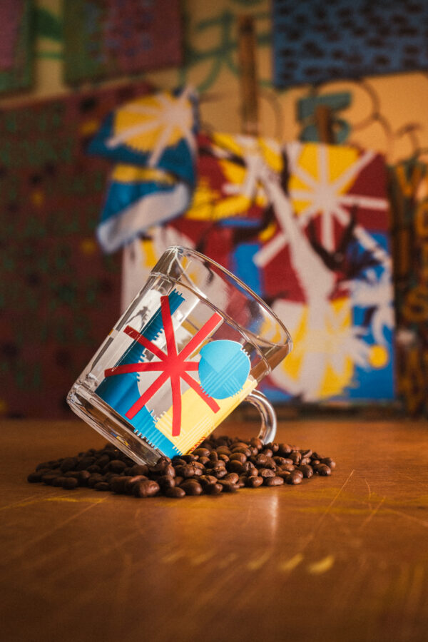 Caneca Americana 240ml "Riscos e Risos" - Colab: Biomas + Paulo Paiva